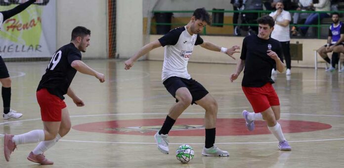 Partido de fútbol sala entre el Racing Cuéllar y el Unión Arroyo B disputado en Cuéllar en 2026. | Foto: Gabriel Gómez |
