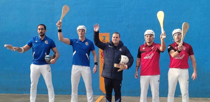 Pelotaris y árbitro saludan antes del partido de paleta cuero entre Real Sociedad y Club Pelota Vallelado en el frontón Altza de San Sebastian. | Foto cedida por el Club Pelota Valellado |