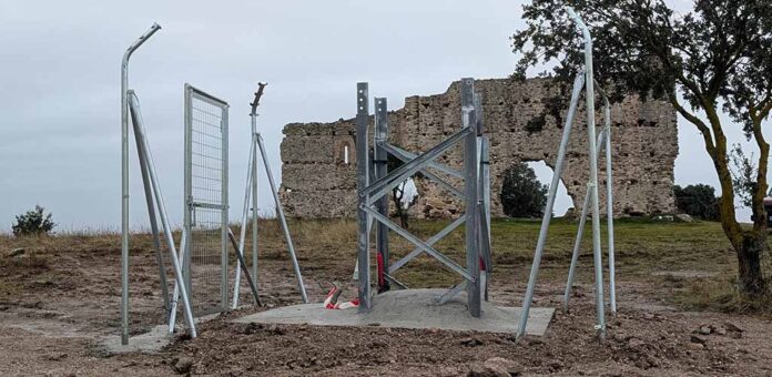 Base de la torre de vigilancia en el paraje de San Cebrián con las ruinas de la ermita al fondo. | Foto: Álvaro Rujas |
