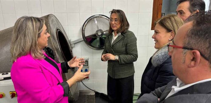 La consejera de Agricultura, María González, (centro) visita una empresa en Pedrajas de San Esteban, Valladolid, beneficiada por laRed de Puntos de Apoyo a la Mujer Emprendedora (PAME). | Foto: Junta de Castilla y León |