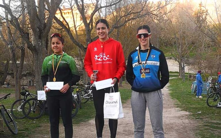 Daniela y Mario Izquierdo se hacen en Cuéllar con el título regional de duatlón cross   