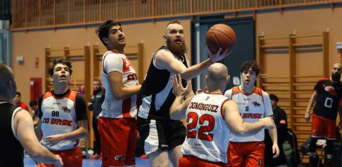 Partido entre el Club Baloncesto Cuéllar sénior masculino y el CD Base en el frontón de Cuéllar. | Foto: Gabriel Gómez |