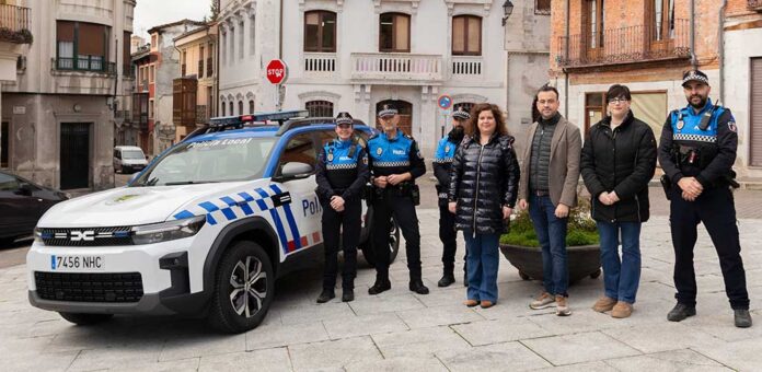 Entrega del nuevo coche para la Policía Local del Cuéllar. | Foto: Ayuntamiento de Cuéllar |