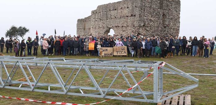 Concentración contra la instalación de una torreta de videovigilancia en el paraje de San Cebrián, junto a las ruinas de la ermita. | Foto: Gabriel Gómez |