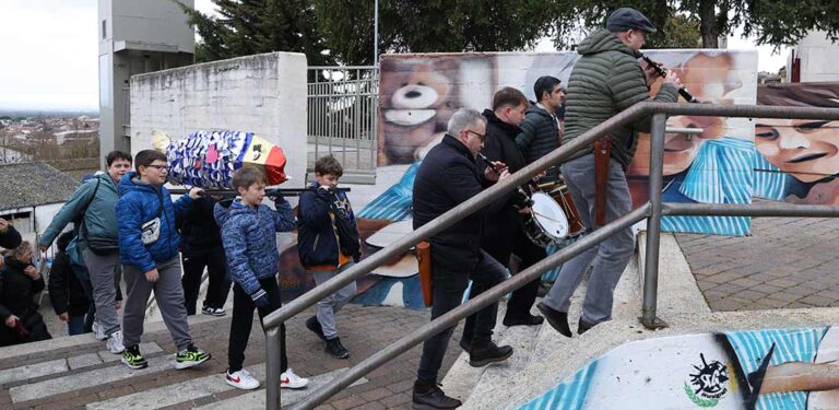 Cuéllar celebra su entierro de la sardina pasado por agua