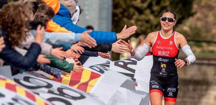 Marina Muñoz a escasos metros de la meta en el Campeonato de España de Duatlón de Media Distancia de 2026 en Huesca. | Foto: FETRI |
