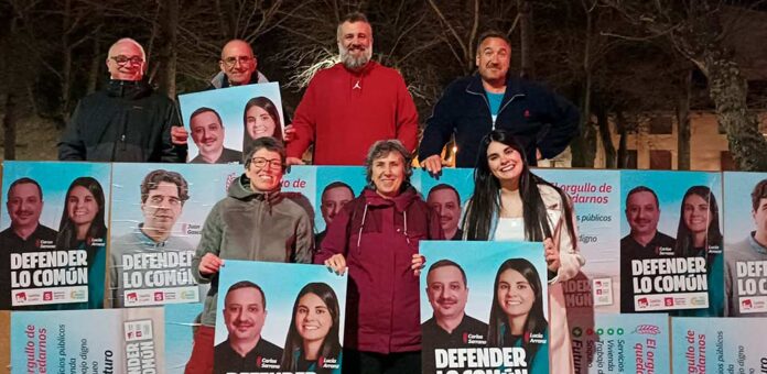 Miembros de IU Cuéllar durante la pegada de carteles en la villa en el inicio de la campaña electoral a las Cortes de Castilla yLeón 2026. | Foto: IU Cuéllar |