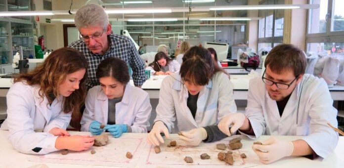 Joaquín Barrio supervisa el trabajo de alumnos del Máster de la UAM sobre las pinturas murales del poblado vacceo de Cuéllar. | Foto: Laboratorio SECYR |