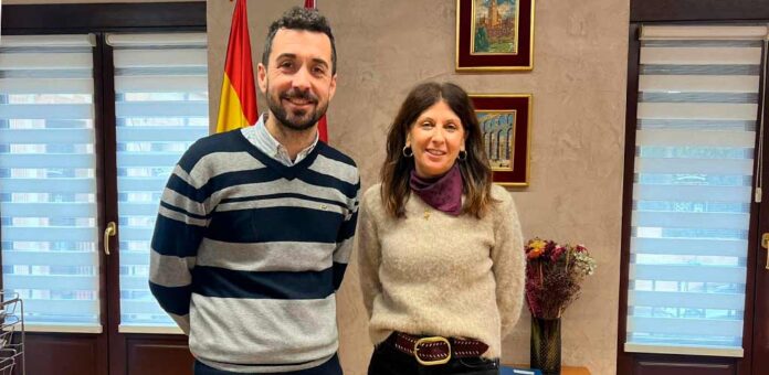 El alcalde de Navas de Oro, Raúl Vela, junto al delegada territorial de la Junta, Raquel Alonso. | Foto: Junta de Castilla y León |