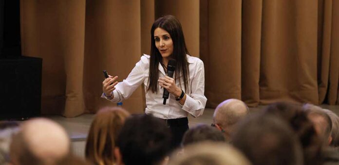 La psicóloga cuellarana Rocío Garcia durante su charla «El cerebro que nos conecta: evolución, lenguaje y creatividad» en la sala Alfonsa de la Torre, en Cuéllar. | Foto: Gabriel Gómez |