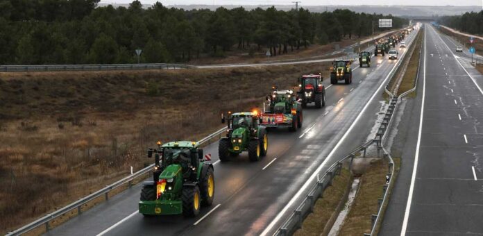 Tractorada en la autovía se dirige de Cuéllar hacia Segovia. | Foto: Gabriel Gomez |