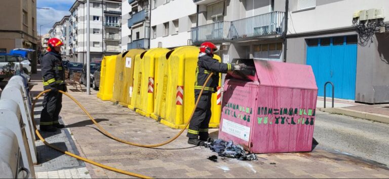 La Policía Local y los bomberos sofocan el incendio de un contenedor de ropa en Cuéllar