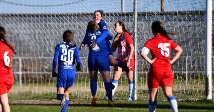 Jugadoras del CD Cuéllar femenino celebran un gol al San Pedro en Santa Clara. | Foto: Darío Cachorro |