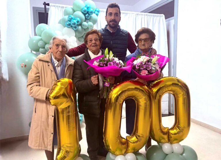 Cuatro centenarias de Navas de Oro reciben el homenaje de sus vecinos