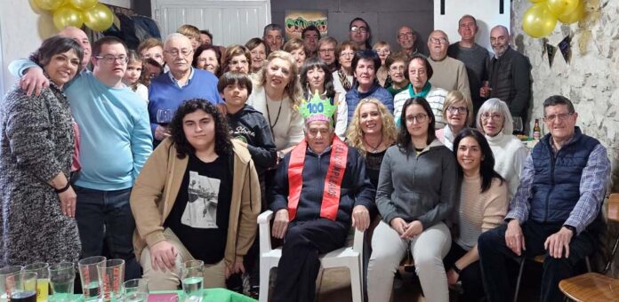 Celebración del centenario de Carmelo Fraile, en Vallelado junto a su familia. | Foto: Ángel Fraile |
