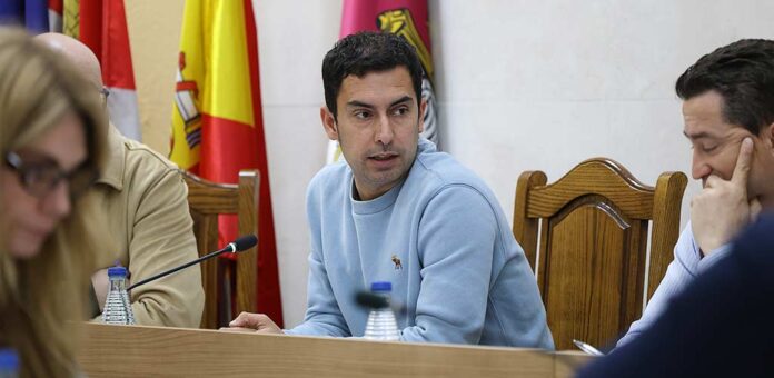 Daniel Martín, portavoz del Grupo Municipal del PP de Cuéllar, interviene en el pleno. | Foto: Gabriel Gómez |
