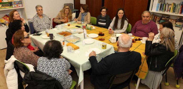 Una quincena de familiares y cuidadores se dieron cita en el encuentro de la Asociación Amanecer en Cuéllar