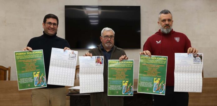 El presidente del Club Ciclista San Miguel, Jorge Magdaleno (izquierda), Andrés Suárez (centro) y el concejal de Deportes, Jonás Gómez, muestran las porras solidarias y el cartel anunciador. | Foto: Gabriel Gómez |