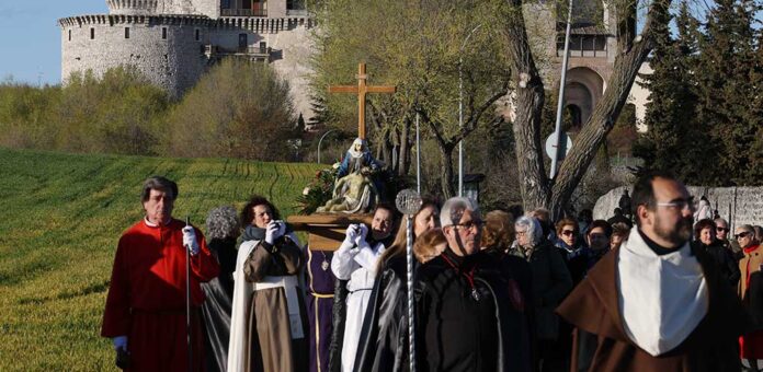 Procesión de la Compasión de 2026, con el Castillo de Cuéllar al fondo. | Foto: Gabriel Gómez |