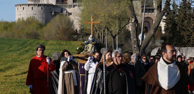 La Virgen de la Compasión recorrió junto a los cofrades el entorno de la residencia El Alamillo