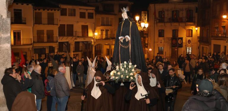 El Cristo de la Encina dio paso a la salida de la Virgen de la Vera Cruz en el Lunes Santo cuellarano