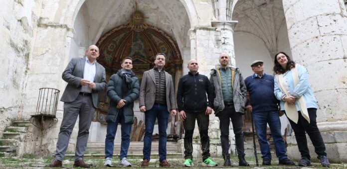 Representantes provinciales del PSOE visitan el interior de la Iglesia de Fuentes de Cuéllar junto varios vecinos. | Foto: Gabriel Gómez |