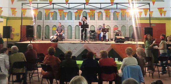 Actuación del grupo flamenco cuellarano A Nuestro Aire CMA en una Feria de Abril de Fuenterrebollo. | Foto: Los que Roban lo Cavao |