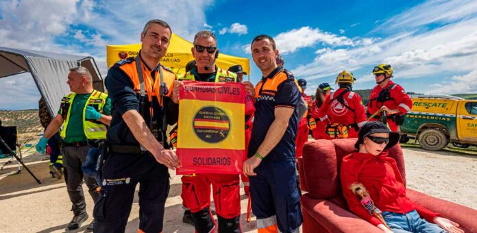 Albano Quintanilla y su perra Dina durante un simulacro de búsqueda de personas desaparecidas. | Foto: cedida por Albano Quintanilla |