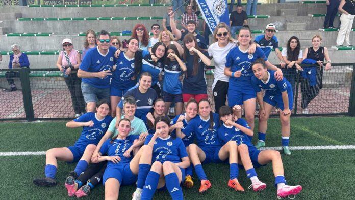 El equipo femenino del CD Cuéllar celebra su triunfo junto aaficionados desplazados a Arévalo. | Foto: CD Cuéllar |