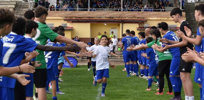 Jugadores del CD Cuéllar hacen pasillo de honor al equipo benjamín por su título de liga. | Foto: Rubén de Miguel |