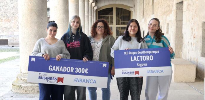 Equipo Lactoro, del instituto Duque de Alburquerque, posan en el centro educativo con su premio del concurso Young Business Talents 2026. | Foto: Gabriel Gómez |