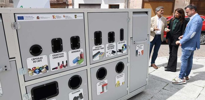 Responsables de la empresa adjudicataria explican el funcionamiento del Punto Limpio Móvil. | Foto: Gabriel Gómez |