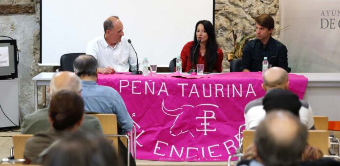 Los titulares de la ganadería Flor de la Canela, Vanesa de Santos y Pablo Atienza (derecha) junto a Francisco Salamanca en las XXXI Jornadas Taurinas de la Peña Taurina El Encierro en 2026. | Foto: Gabriel Gómez |