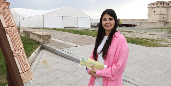 La concejala de Hacienda y Desarrollo Económico del Ayuntamiento de Cuéllar, Lucía Arranz, posa en el recinto de la Feria de Cuéllar. | Foto: Gabriel Gómez |