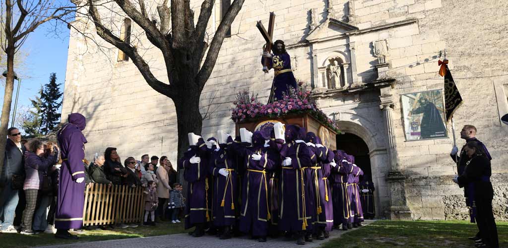 nazareno-viernes-santo-2026-ES-GGG_3862 Procesión de Viernes Santo de 2026 en Cuéllar. | Foto: Gabriel Gómez |