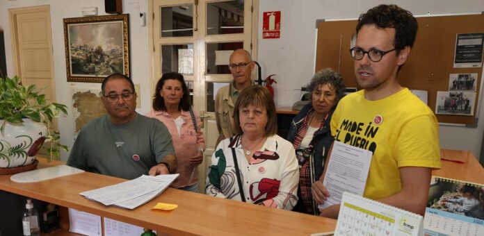 Miembros de la Plataforma Cuéllar Stop Biogás entregan en la secretaría del Ayuntamiento firmas y una petición al pleno municipal. | Foto: Gabriel Gómez |
