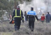 El Ayuntamiento denuncia los comportamientos incívicos detectados el Día de las Chuletas Un bombero voluntario y un agente de la Policía Local de Cuéllar en el pinar durante el Día de las Chuletas de 2022. | Foto: Gabriel Gómez |