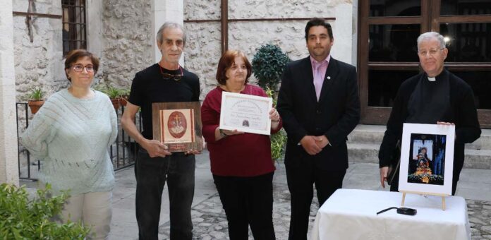 Acto de entrega del premio del I Concurso de Fotografía de Semana Santa de Cuéllar. | Foto: Gabriel Gómez |