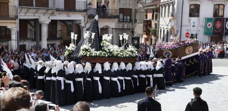 La Soledad luce su manto de Gloria tras el encuentro con El Resucitado en Cuéllar
