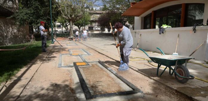 Actuación del Programa Mixto de Formación y Empleo en Jardinería solicitado por el Ayuntamiento de Cuéllar para adecuar la Huerta de la Alegría. | Foto: Gabriel Gómez |