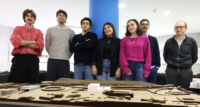 Alumnos de la Escuela de Arquitectura de Valladolid proyectan posibles centros de artes escénicas en el antiguo convento de San Francisco de Cuéllar. | Foto: Gabriel Gómez |
