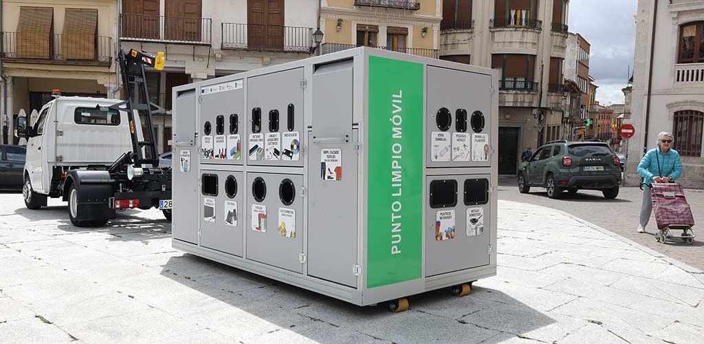 Punto Limpio Móvil en la plaza Mayor de Cuéllar tras su entrega por la empresa adjudicataria al Ayuntamiento. | Foto: Gabriel Gómez |