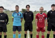 El CD Cuéllar cae en el derbi en Vallelado Los capitanes del CD Cuéllar y el Vallelado CF posan junto al trío arbitral antes del partido en La Vega. | Foto: CD Cuéllar |
