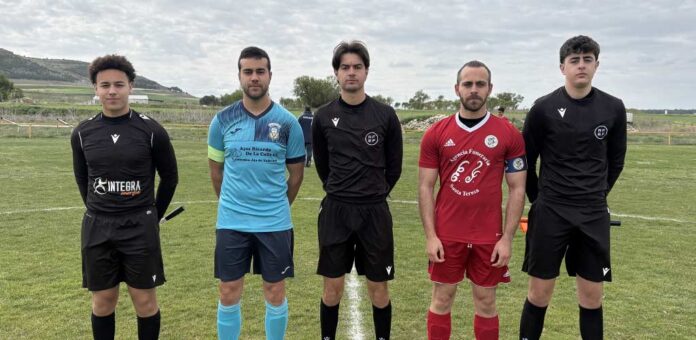 Los capitanes del CD Cuéllar y el Vallelado CF posan junto al trío arbitral antes del partido en La Vega. | Foto: CD Cuéllar |