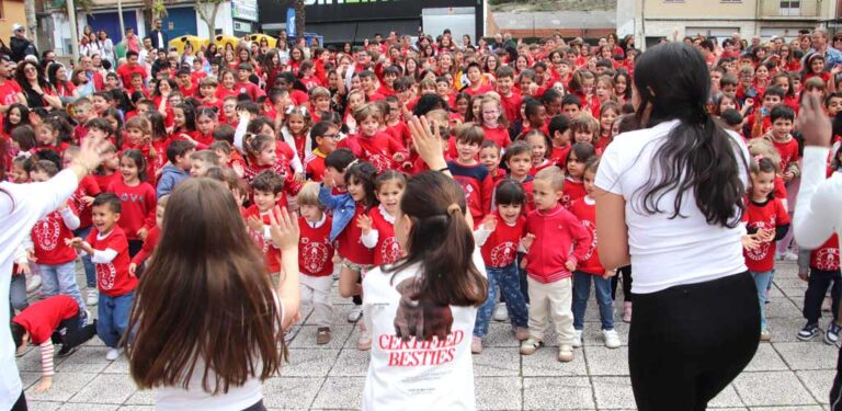 Los alumnos del colegio Santa Clara sacaron la música a la calle con ‘Musiqueando’