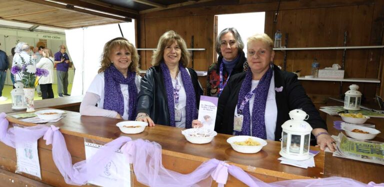 La Asociación de Fibromialgia Tierra de Pinares se da a conocer en el ‘Rincón Solidario’ de la feria