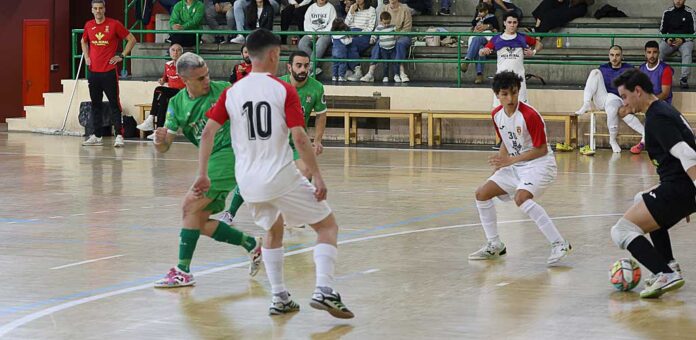 Partido de Tercera División de Fútbol Sala entre el FS Cuéllar Cojalba y el Unión Arroyo disputado en el polideportivo Santa Clara. | Foto: Gabriel Gómez |