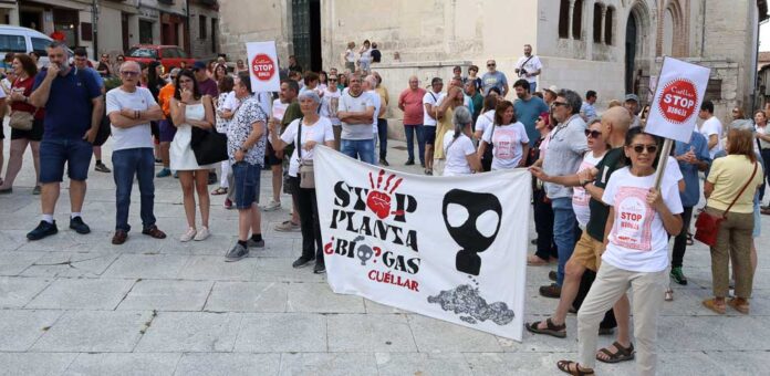 Concentración de la plataforma ciudadana Cuéllar STOP Biogás en la plaza Mayor antes de acudir al pleno. | Foto: Gabriel Gómez |