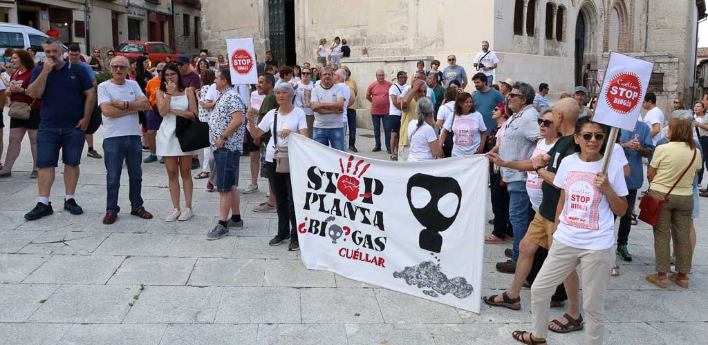 concentracion-plataforma-cuellar-stop-biogas-5-2026-ES-GGG_9888 Concentración de la plataforma ciudadana Cuéllar STOP Biogás en la plaza Mayor antes de acudir al pleno. | Foto: Gabriel Gómez |