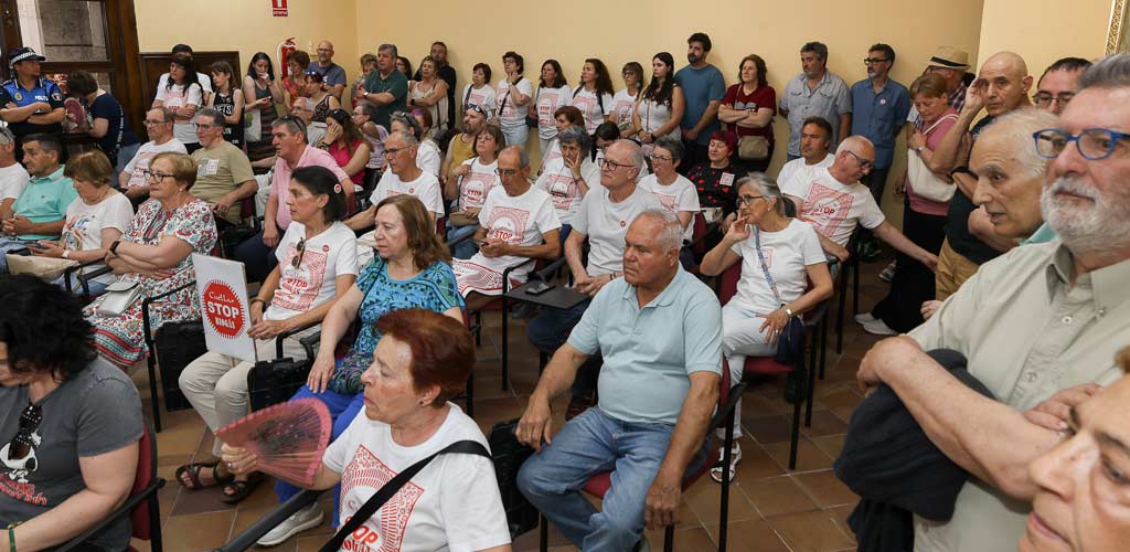 cuellar-stop-biogas-pleno-28-5-2026-ES-GGG_9899 Miembros de la plataforma ciudadana Cuéllar STOP Biogás en el salón de plenos. | Foto: Gabriel Gómez |